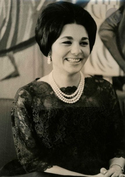 Paolo di Paolo - J-P. Bonotte et divers 
Mohammad Reza Pahlavi et Farah Pahlavi, 1959-1962. 
Épouse de Mohammad Reza Pahlavi, chah d'Iran. Le chah et son épouse à Téhéran. Princesse Shahnaz Fatemeh. L'impératrice entourée d'orphelins du désastre de Fréjus. La reine à ski. La reine et le chah jouant au mini golf. La première apparition du prince Reza Pahlavi. La reine en visite officielle. Mariage de Farah Diba et Mohammad Reza Pahlavi. Georges Pompidou et son épouse en voyage officiel en Iran. 
65 épreuves argentiques et contretypes. Tampons de presse, tampons de photographes, dates, légendes et indications de recadrages aux versos. 
Formats : de 21,5 x 16,5 à 21,5 x 30 cm

Paolo di Paolo - J-P. Bonotte and others
Mohammad Reza Pahlavi and Farah Pahlavi, 1959-1962. 
Wife of Mohammad Reza Pahlavi, Shah of Iran. The Shah and his wife in Tehran. Princess Shahnaz Fatemeh. The empress surrounded by orphans of the Frejus disaster. The queen on skis. The queen and the shah playing mini golf. Prince Reza Pahlavi's first appearance. The queen on an official visit. Marriage of Farah Diba and Mohammad Reza Pahlavi. Georges Pompidou and his wife on an official trip to Iran. 
65 gelatin silver prints and contretypes. Press stamps, photographers' stamps, dates, captions and crop marks on versos. 
Dimensions: from 21.5 x 16.5 to 21.5 x 30 cm
