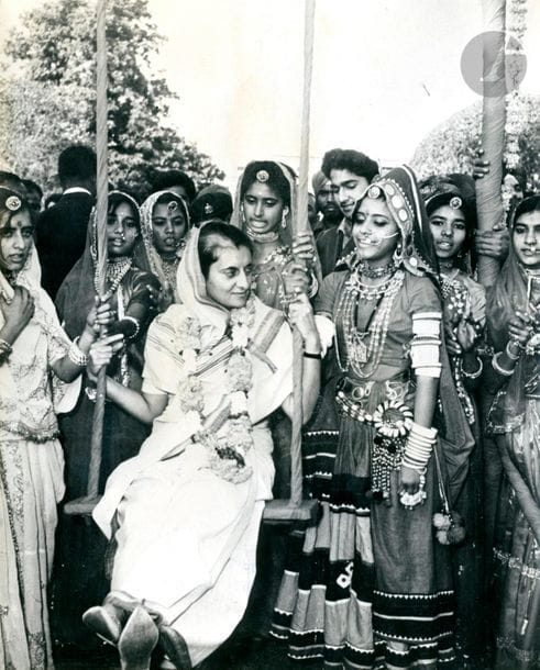 Uliano Lucas - Umberto Guidotti et divers 
Indira Gandhi, 1920-1971.  
Portraits. Avec Willy Brandt à Bonn. Dans une communauté de femmes. Avec son petit fils. Indira Nehru en écolière. Avec son père et sa mère. Donnant ses bijoux au gouvernement indien pour aider à acheter des armes pour la guerre. 
27 épreuves argentiques et contretypes d'époque. Légendes, dates, tampons de presse et indications de recadrage aux versos. 
Formats: de 21,5 x 16 à 35,5 x 24 cm

Uliano Lucas - Umberto Guidotti et divers 
Indira Gandhi, 1920-1971.  
Portraits. With Willy Brandt in Bonn. In a community of women. With her grandson. Indira Nehru as a schoolgirl. With her father and mother. Giving her jewelry to the Indian government to help buy weapons for the war. 
27 vintage gelatin silver prints and contretypes. Captions, dates, press stamps and crop marks on versos. 
Dimensions: from 21.5 x 16 to 35.5 x 24 cm