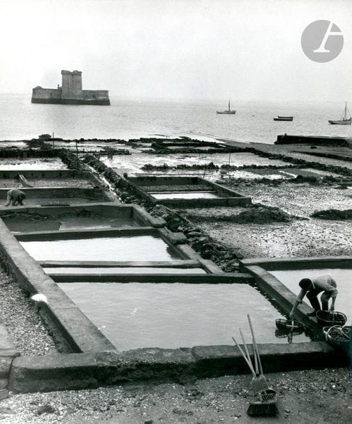 Jean Dieuzaide (1921-2003)
Île d'Oléron. Parc à huitres au lever du jour. Bourcefranc. Le fort Louvois à marée basse, c. 1960. 
Deux épreuves argentiques d'époque. Tampon du photographe et légende aux versos. 
30,5 x 24 cm

Jean Dieuzaide (1921-2003)
Ile d'Oléron. Bourcefranc, c. 1960. 
Two vintage gelatin silver prints. Photographer's stamp and caption on versos. 
30.5 x 24 cm