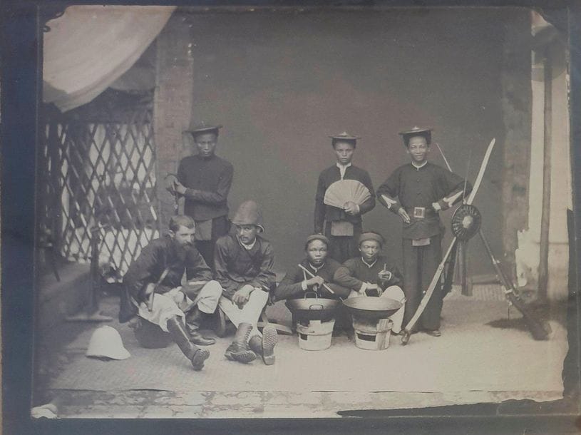 Charles-Edouard Hocquard (1853-1911)
Tonkin, 1884.
Sergents et soldats annamites en grande tenue. Deux sergents français de tirailleurs tonkinois. Deux cuisiniers indigènes faisant cuire le riz. Types de garçons et d'enfants annamites. Atelier du génie où travaillent les con-gaï (filles) et les con-braï (garçons), tous coiffés de leurs chapeaux. Arbre appelé Banyan, avec sa liane descendant à terre où elle prend racine, ce qui donne un support à sa branche qui lui a donné naissance. 
Quatre épreuves sur papier albuminé contrecollées sur cartons. Légendes et dates à l'encre sur les montages.
Format moyen : 21,3 x 28 cm

Charles-Edouard Hocquard (1853-1911)
Tonkin, 1884.
Sergents et soldats annamites en grande tenue. Deux sergents français de tirailleurs tonkinois. Deux cuisiniers indigènes faisant cuire le riz. Types de garçons et d'enfants annamites. Atelier du génie où travaillent les con-gaï (filles) et les con-braï (garçons), tous coiffés de leurs chapeaux. Arbre appelé Banyan, avec sa liane descendant à terre où elle prend racine, ce qui donne un support à sa branche qui lui a donné naissance. 
Four albumen prints, mounted on cardboard. Captions and dates in ink on mount.
Average size: 21.3 x 28 cm