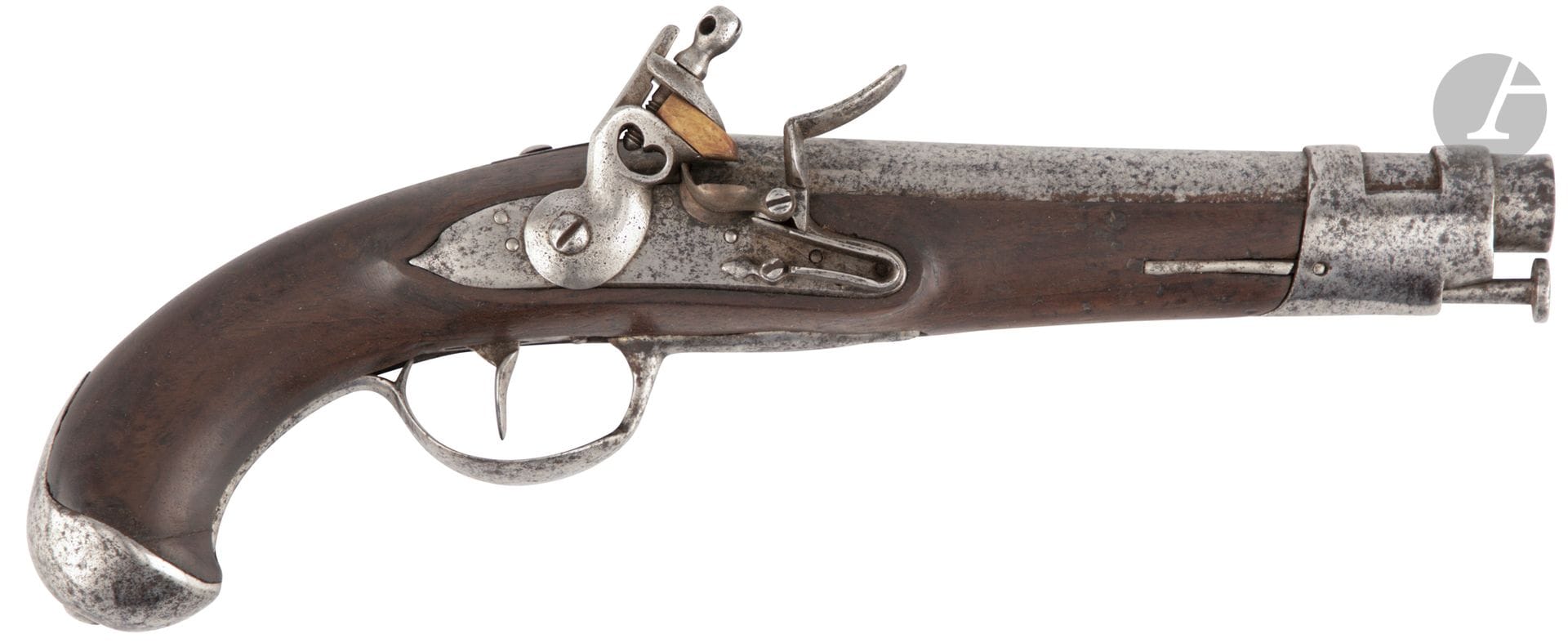 Pistolet à silex de demi-arçon. 

Canon rond à méplat au tonnerre, poinçonné. Platine à corps plat et chien à corps rond. Garnitures en fer découpé et baguette en fer. Crosse en noyer.

Longueur du canon : 18,2 cm   Longueur totale : 32,2 cm

E.M. Piqûres, restauration au bec de crosse. Fabrication Révolutionnaire.