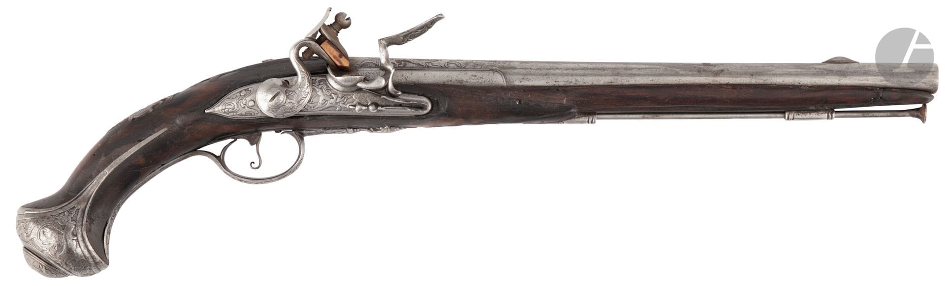 Pistolet d arçon d officier à silex.

Canon rond à méplat au tonnerre ciselé de rinceaux ainsi que la queue de culasse, avec restes de signature « J Lecomte ». 

Platine et chien col de cygne à corps rond ciselés de feuillages, bassinet rond en fer.

Garnitures en fer découpé, gravé et ciselé en suite.

Crosse en noyer avec pièce de pouce (fêle et bouchage, ainsi qu au fût). Baguette en fer.

Dans l état. Entûre au fût sur 25 cm. Epoque Louis XV (vers 1730).

Longueur du canon : 33,5 cm   Longueur totale : 50 cm