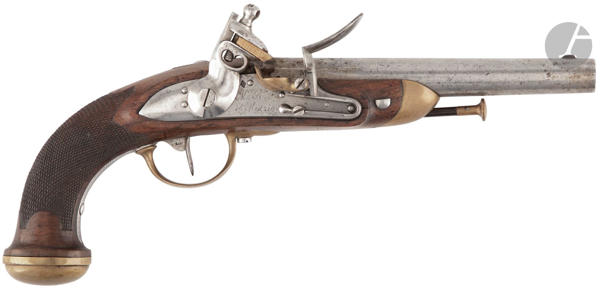 Pistolet à silex d officier modèle 1816. 

Canon rond, à pans au tonnerre, poinçonné et daté « 1821 ». Queue de culasse gravée « Mle 1816 ». Platine poinçonnée, gravée « Mre Rle de Mutzig ». Garnitures en laiton cuivré. 

Baguette en fanon (petits trous). 

Longueur du canon : 20 cm   Longueur totale : 35 cm

B.E.