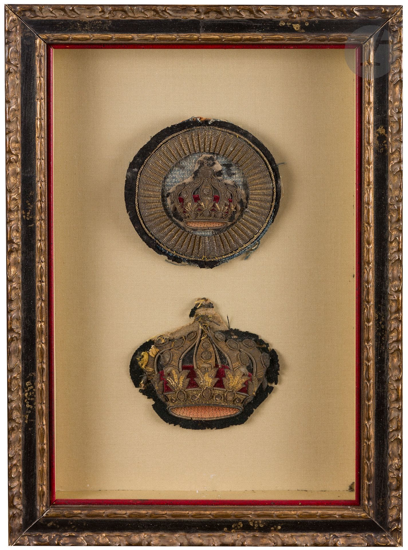 Deux motifs brodés en fort relief à la couronne.

Galons, fils et paillettes dorés.

- Côté de porte-manteau. Diamètre : 10 cm

- Couronne de shabraque. 9,5 x 10 cm

Encadrés sous verre.

Hors tout : 41,5 x 28,5 cm

Epoque Second Empire.