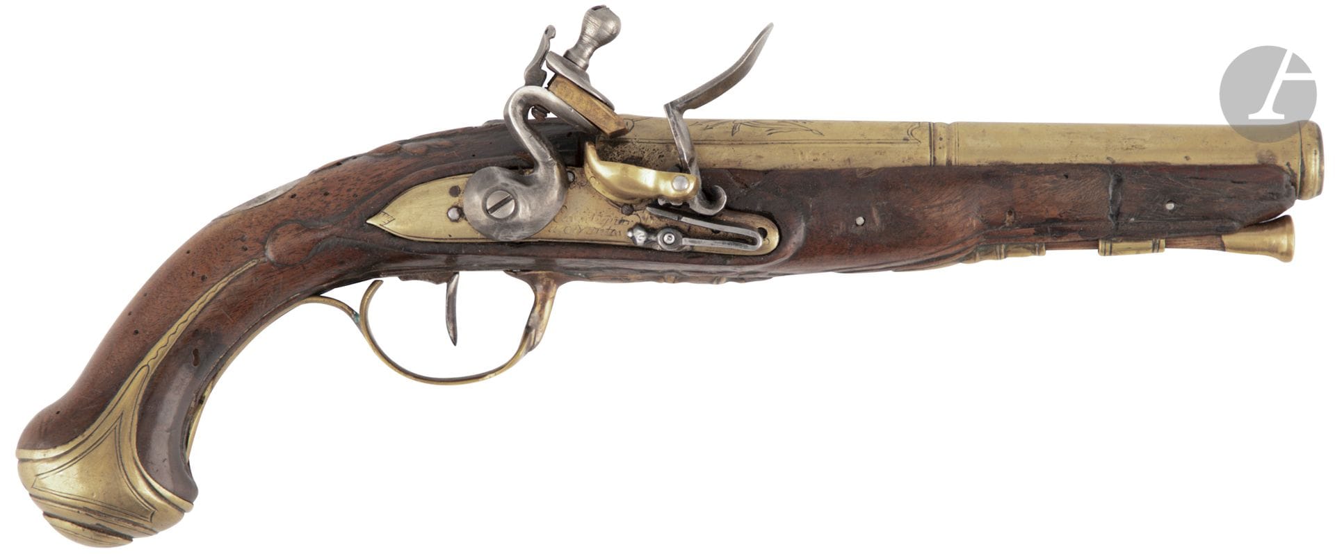 Pistolet à silex d officier de marine. 

Canon rond en bronze légèrement tromblonné à la bouche, à méplats au tonnerre gravé d un trophée militaire. 

Platine signée « Cassagnard à Nantes ». Chien col de cygne postérieur. Garnitures en laiton (réparation au pontet). 

Crosse en noyer entûrée au fût et vermoulue. Baguette en bois.

Dans l état, remis à silex. Vers 1780-1800.

Longueur du canon : 17,5 cm   Longueur totale : 31,3 cm