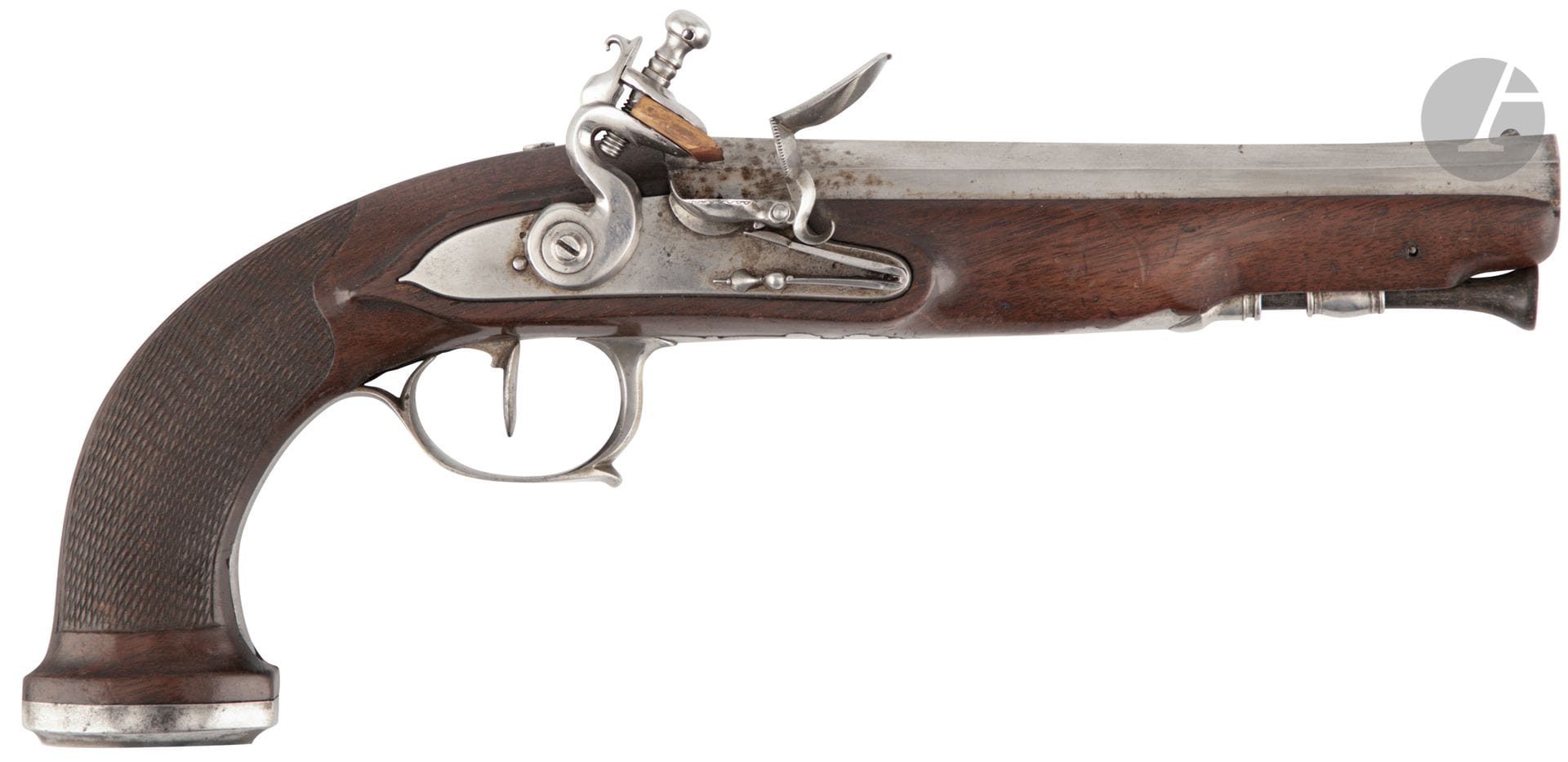 Pistolet à silex d officier. 

Canon à pans légèrement tromblonné à la bouche à rayures cheveux, poinçonné au tonnerre de Saint Etienne. Platine et chien col de cygne à corps plat, bassinet rond en fer. 

Garnitures en fer uni découpé. Baguette en bois à embouts en corne et métal. Crosse en noyer choisi quadrillé à dos plat.

Longueur du canon : 19 cm   Longueur totale : 33,4 cm

B.E. Vers 1810-1820.