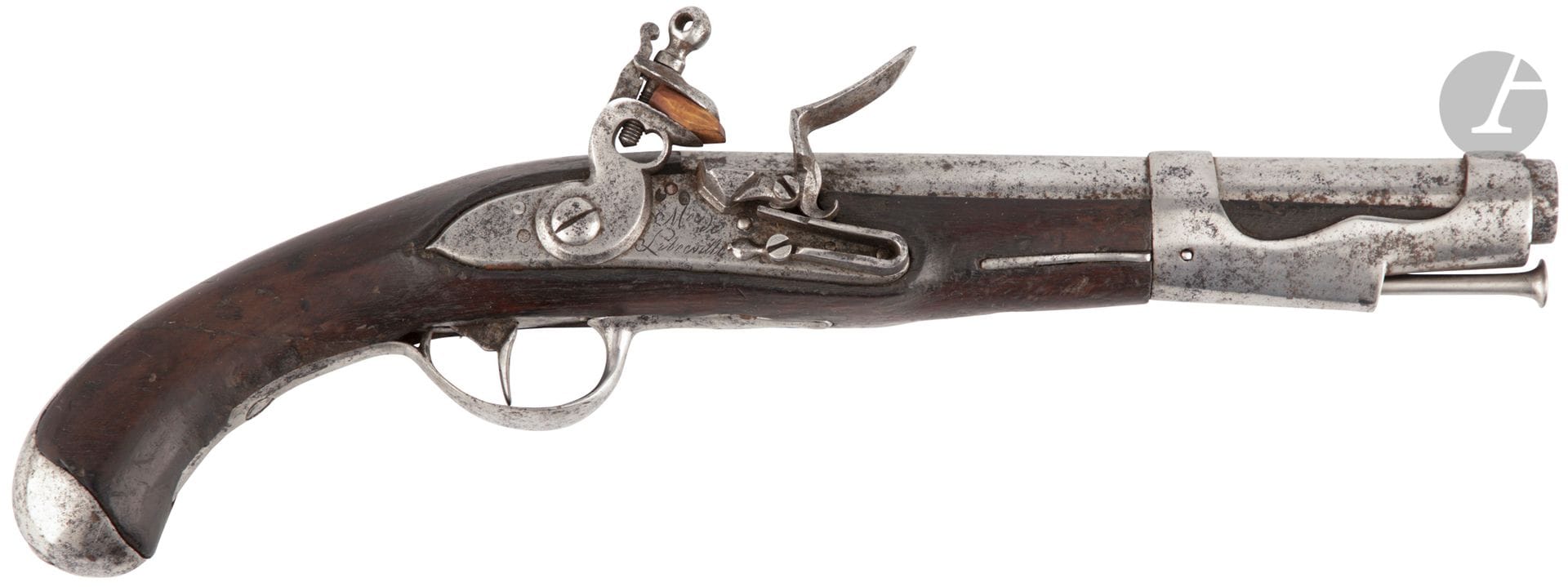 Pistolet à silex modèle 1763-66 révolutionnaire.

Canon rond à méplats au tonnerre marqué sur la queue de culasse « M 1763 ». Platine gravée « Mre de Libreville » et chien à corps plat. Garnitures en fer découpé. Baguette en fer. Crosse en noyer.

Longueur du canon : 22,2 cm - Longueur totale : 39 cm

E.M. (Piqûres, crosse en partie recollée, traces d insectes rebouchées.)