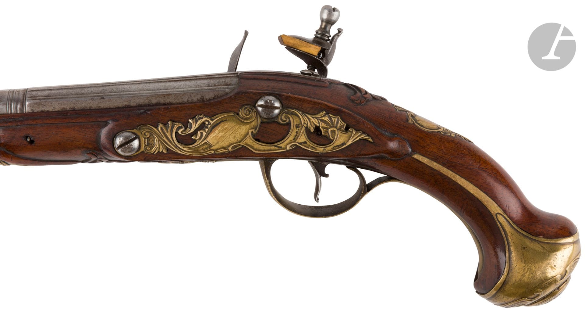 Pistolet d arçon à silex d officier. 

Canon rond légèrement tromblonné à la bouche à pans rainurés au tonnerre. 

Platine signée « L Iova » dans une banderole et chien col de cygne à corps rond, bassinet rond en fer. 

Garnitures en laiton découpé, gravé et ciselé à décors de rinceaux et urnes enflammée, pièce de pouce. 

Crosse en noyer en partie sculpté, baguette en bois.

B.E. vers 1730-1750.

Longueur du canon : 25 cm   Longueur totale : 35,2 cm