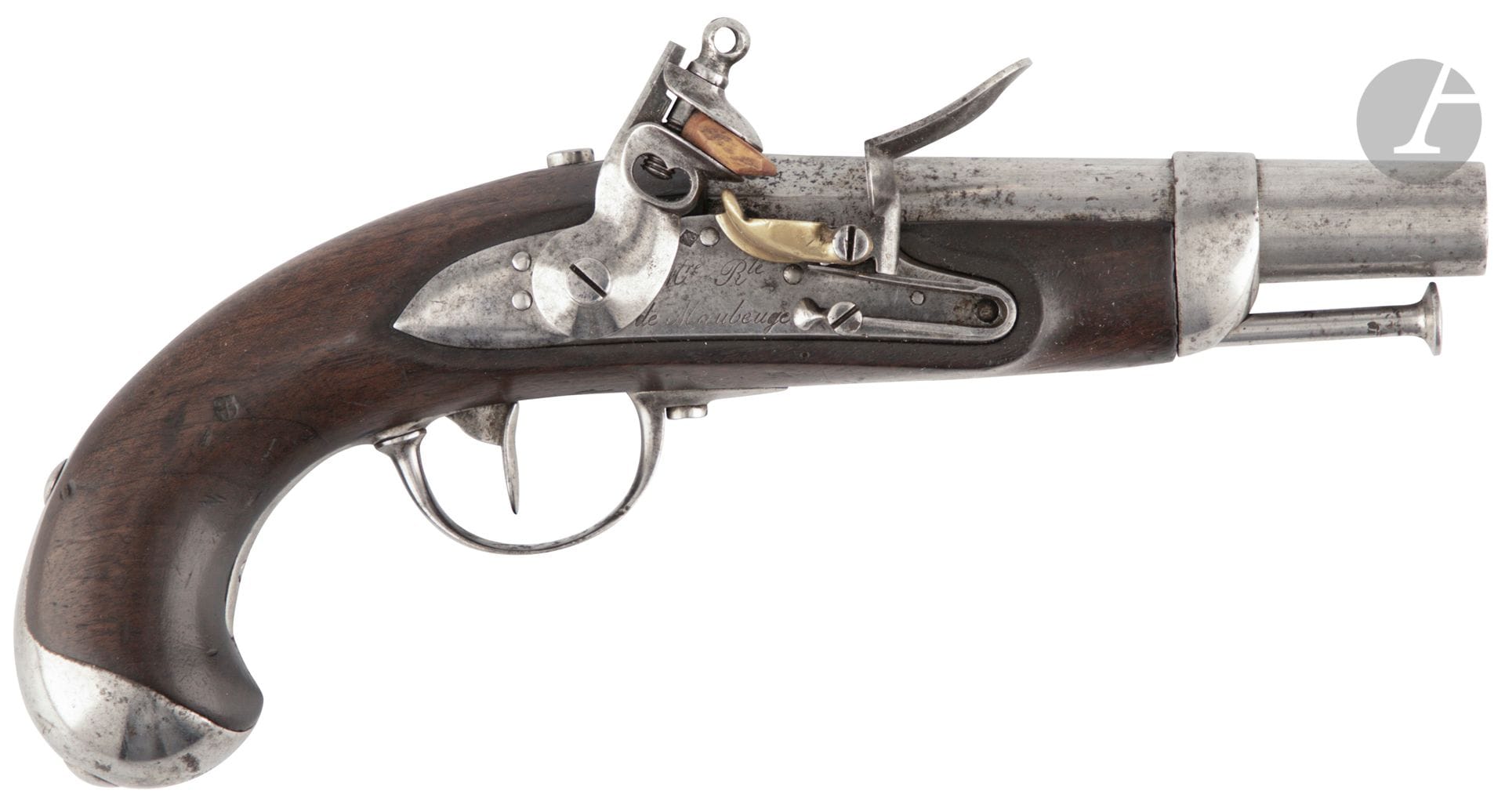 Pistolet de gendarmerie à silex modèle 1822.

Canon rond à pans au tonnerre poinçonné et daté « 1824 ». Queue de culasse marquée « Mle 1822 ». Platine gravée « Mre Rle de Maubeuge » et chien à corps rond. Bassinet en laiton, garnitures en fer et baguette en fer poinçonné. Crosse en noyer avec beau marquage.

B.E.

Longueur du canon : 13 cm   Longueur totale : 24 cm
