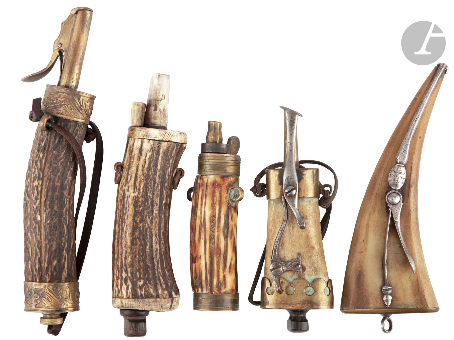 Lot de cinq poires à poudre

Trois en bois de cerfs dont deux à garnitures laiton, deux en cornes, l une à garniture laiton et l autre à garniture en fer à grand ressort. XIXe siècle.