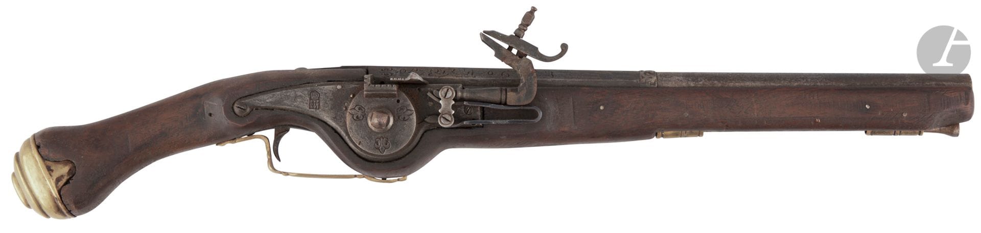 Grand pistolet à rouet extérieur sous cloche 

canon gravé, garnitures en laiton, crosse en noyer.

Pour la décoration.

Longueur du canon : 38,5 cm   Longueur totale : 60,5 cm

A.B.E.
