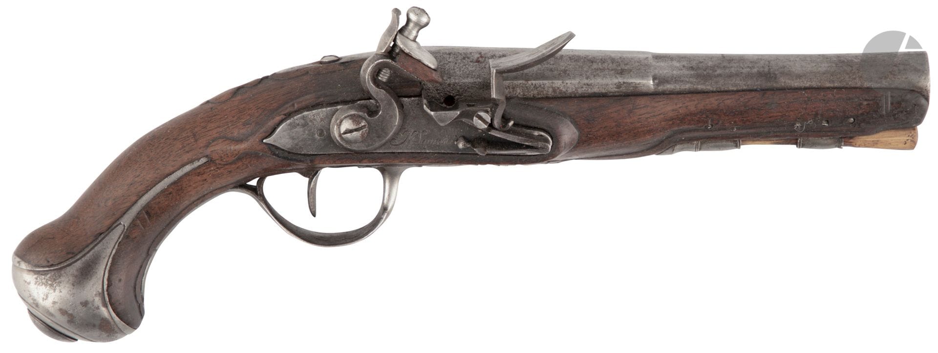 Pistolet de cavalerie à silex. 

Canon rond, à pans au tonnerre. Platine signée « Jb Lamotte » et chien col de cygne à corps plat. 

Garnitures et crochet de ceinture en fer. Crosse en noyer (entûre à l avant du fût). 

Baguette en bois postérieure. 

Longueur du canon : 16,3 cm   Longueur totale : 29 cm

E.M. Vers 1760.