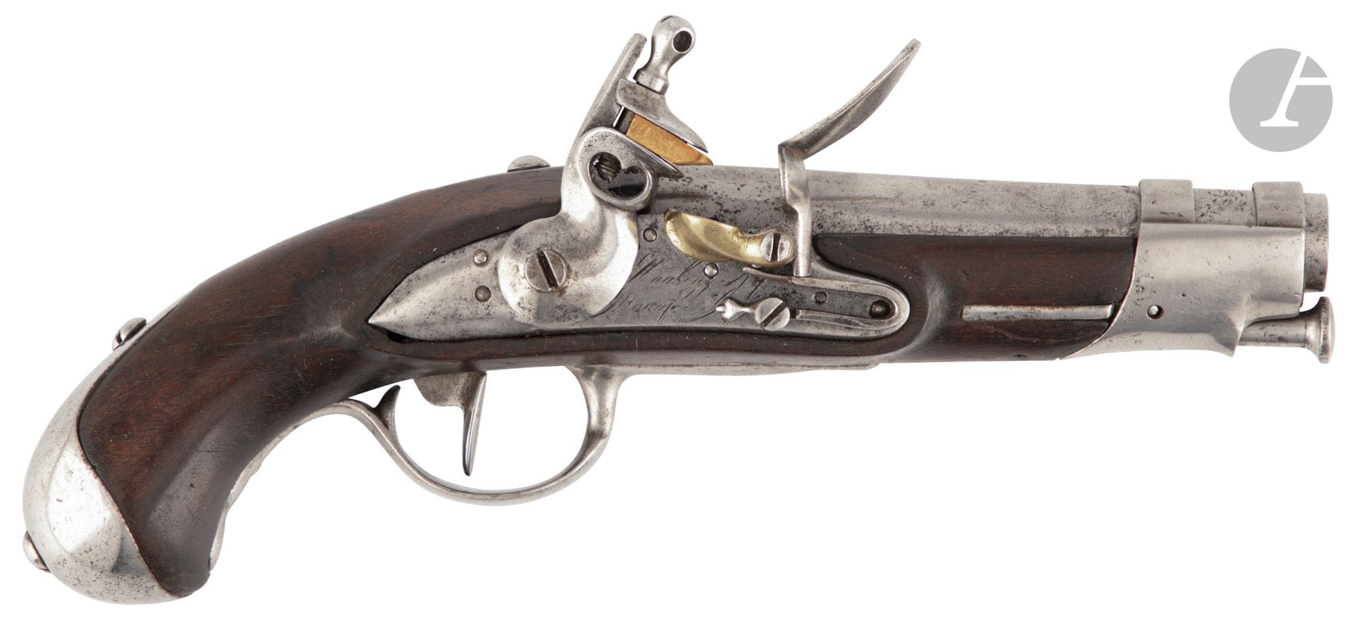 Pistolet à silex de gendarmerie modèle an IX.

Canon rond à pans au tonnerre frappé « 1811 » et queue de culasse marquée « M AN 9 ». Platine gravée « Maubeuge Manufacture Imple ». Chien à corps rond et bassinet en laiton. Garnitures et baguette en fer poinçonnées.

Longueur du canon : 12,3 cm   Longueur totale : 24,8 cm

B.E. Légères traces de petites piqûres sur le canon.