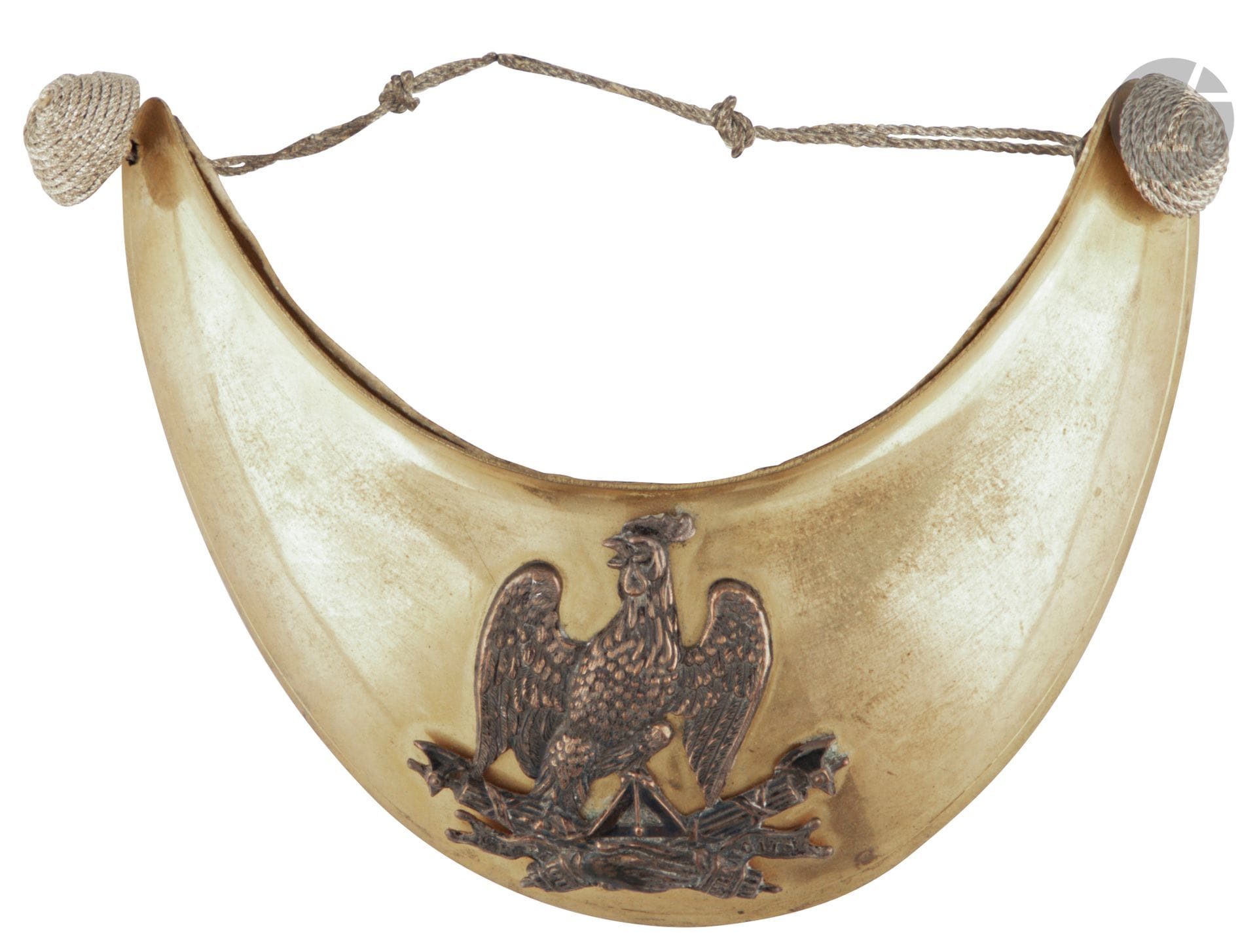 Hausse-col d officier des troupes à pied.

Plateau en laiton doré doublé de peau. Motif au coq, en argent.

B.E. Epoque 1830-1852.