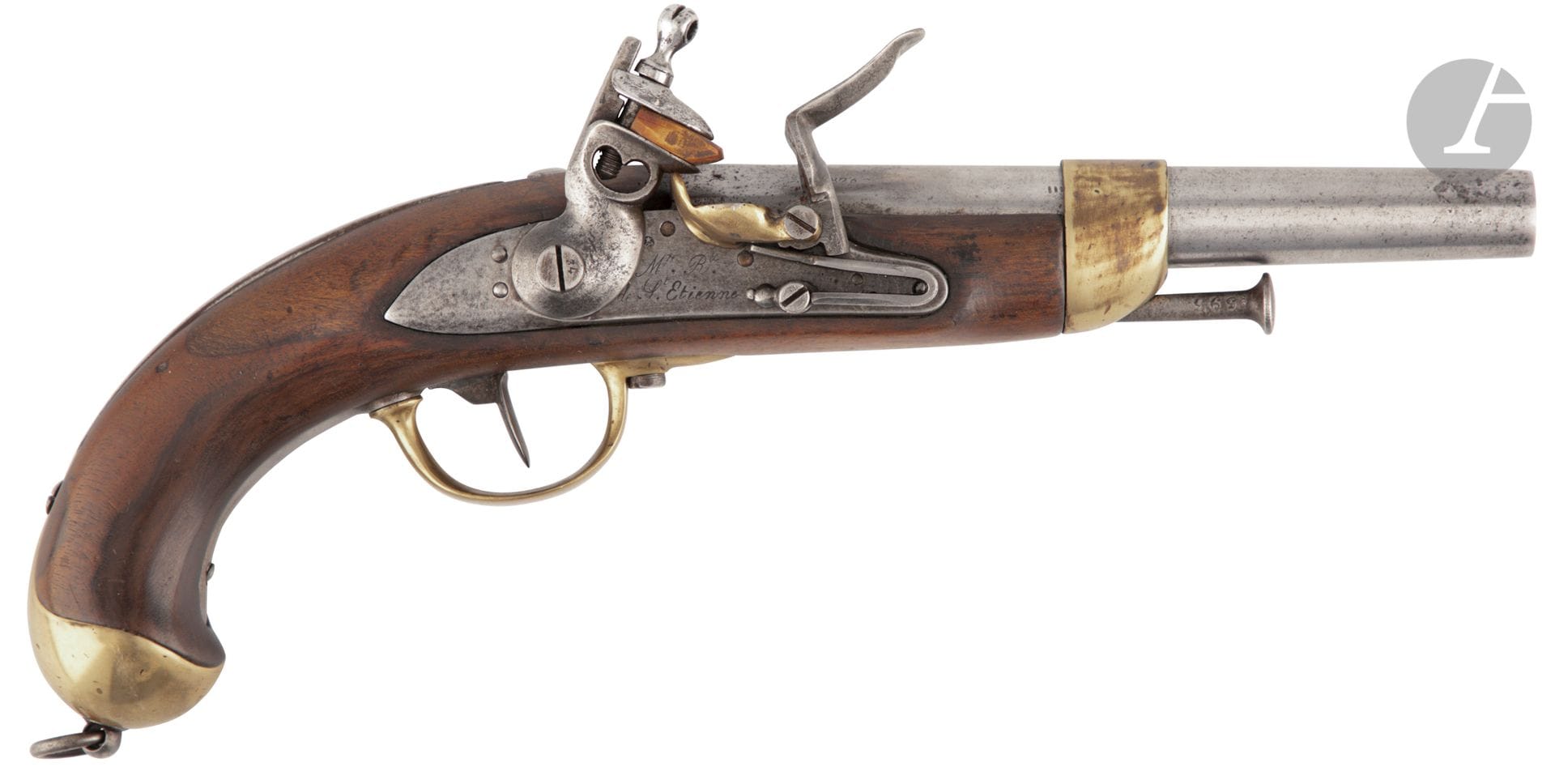 Pistolet d arçon à silex modèle 1822. 

Canon rond à pans au tonnerre, daté 1823. Queue de culasse frappée « Mle 1822 ». Platine gravée « Mre Rle de St Etienne ».

Garnitures en laiton poinçonné « H » sous étoile (probablement Hardy). Crosse en noyer. Baguette en fer. 

Longueur du canon : 20 cm   Longueur totale : 36 cm 

A.B.E. (Nettoyé, piqûre à la bouche).