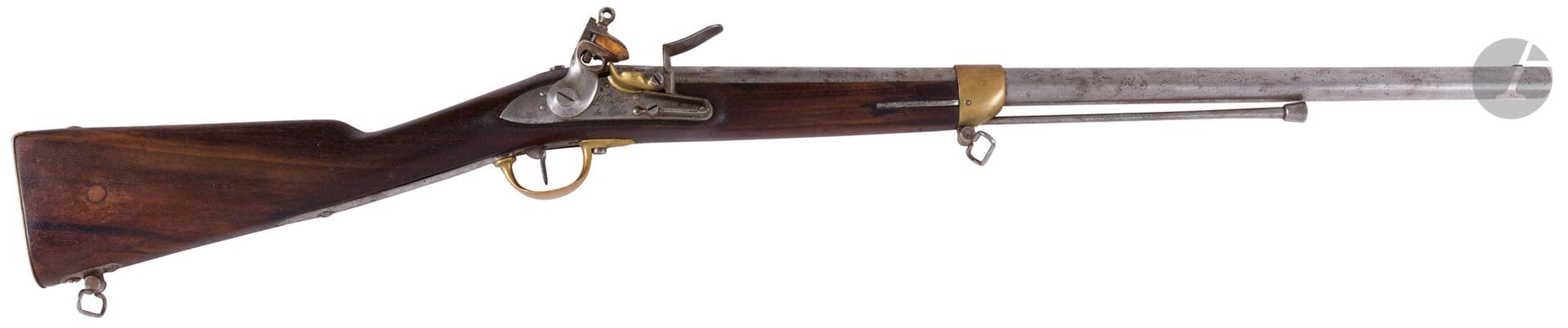 Mousqueton à silex d artillerie modèle 1829. 

Canon rond, à pans au tonnerre. Queue de culasse marquée « M 1829 » 

Platine poinçonnée et gravée « Mre Rle de Tulle ». Garnitures en laiton poinçonné. Crosse en noyer avec cheville. Baguette en fer. 

Longueur du canon : 60 cm   Longueur totale : 96 cm 

A.B.E.