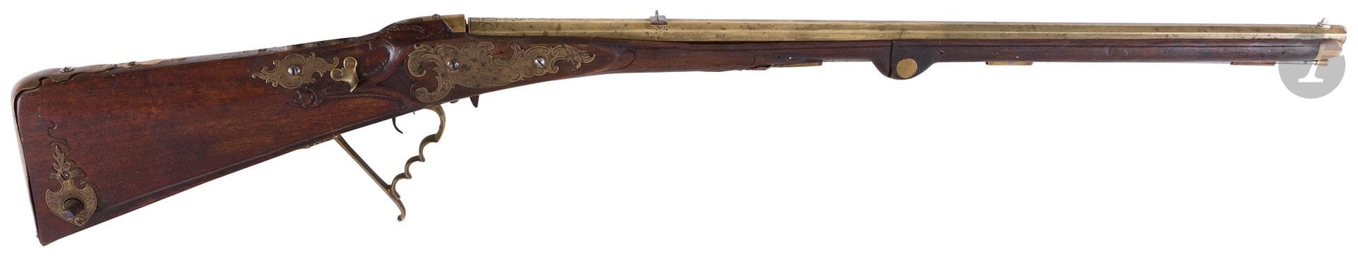 Fusil à vent, à chargement par la culasse.

Canon en bronze basculant, signé au tonnerre Anton Pell à Linz. Double détente. Pontet repose-doigt et garnitures en bronze à décor de rocaille. Crosse à joue, sculpté, en suite avec réservoir (manque la clé).

Quelques vis et garnitures changées, entûre sur l avant du fût, petits accidents et manques). 

Longueur du canon : 71 cm   Longueur totale : 104 cm 

E.M. Vers 1780. 



Anton Pell, actif depuis 1778 à Linz, son fils et homonyme poursuit son activité jusqu en 1830.