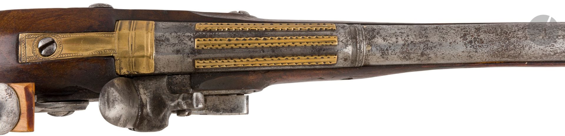 Pistolet d arçon à silex. 

Canon rond à pans au tonnerre gravés, décoré en relief de trois baguettes en laiton. Queue de culasse et tonnerre recouverts de laiton décorés aux traits et aux pointillés. Platine signée « L. HALENE » et chien (postérieur dans sa partie haute) col de cygne à corps plat gravé. Garnitures en laiton découpé ciselé. Vis de pommeau décorée d une tête de grotesque en fort relief. Baguette en bois à embout laiton.

Longueur du canon : 47 cm   Longueur totale : 29,8 cm

Dans l état (Entûre au fût, piqûre, canon rallongé, soudures de réparation aux garnitures). Vers 1730-1750.



Probablement « HALENG », référencé dans le « Jarlier » sur un platine de pistolet 

d époque Louis XIV.