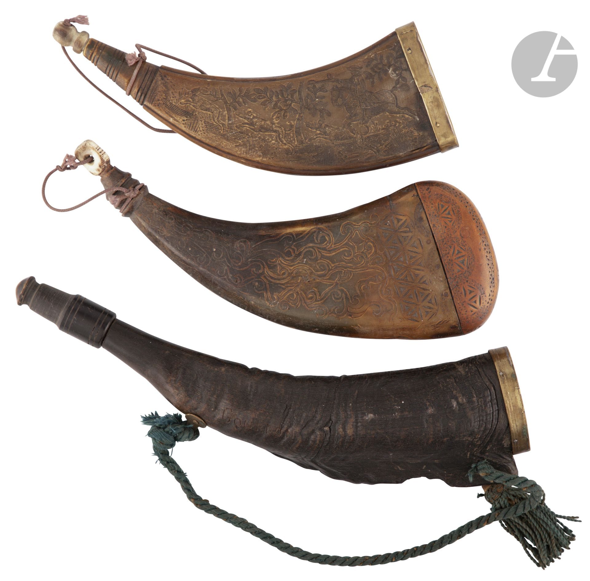 Lot de trois poires à poudre 

- une en corne de bélier noire, gravée « gourgon », garnitures en laiton,

- une corne à poudre gravée de dessins géométriques et arabesques

-une fine corne à poudre gravée d une scène de chasse au lièvre et aux cerfs, enrichie d armoiries.