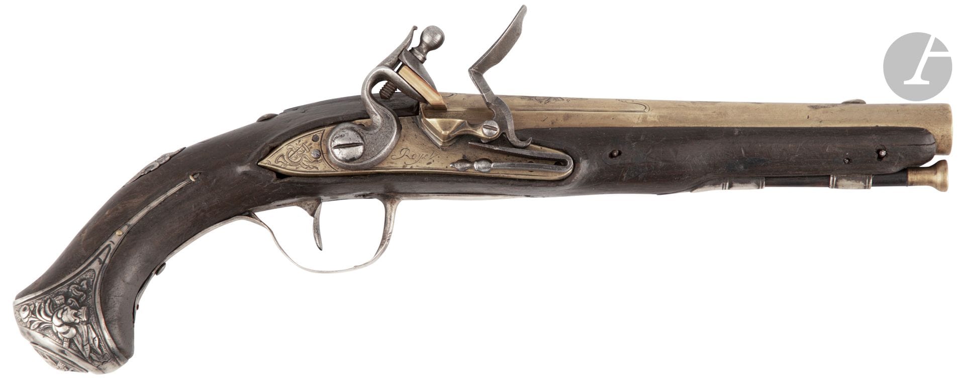 Pistolet à silex d officier de marine. 

Canon en bronze rond, à pans au tonnerre, gravé de motifs de rocaille et trophées. 

Platine en bronze signée « Royet » à décor rocaille. Chien à corps plat en fer décoré au trait. Garnitures en argent (pontet postérieur) à décor de rinceaux et trophées. 

Crosse (réparée) en noyer. Baguette en bois à embout laiton. 

Petits accidents au bois, une vis et un passant de baguette changés, un clou ajouté à la queue de culasse. 

Longueur du canon : 19 cm   Longueur totale : 34 cm 

A.B.E. Vers 1780.