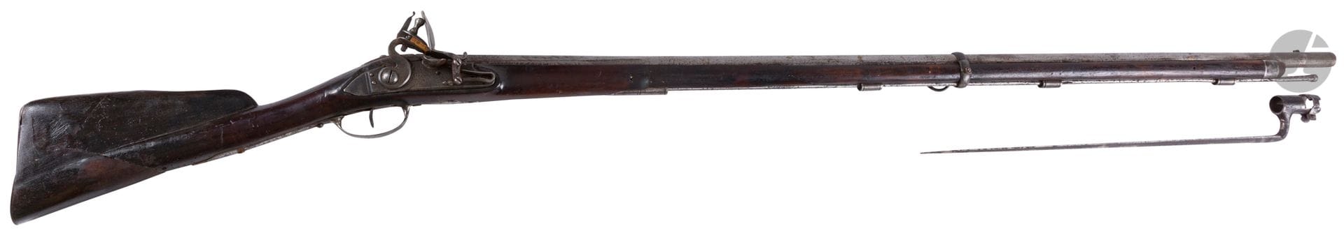 Fusil d infanterie type 1717 

Canon rond à pans au tonnerre. Platine poinçonnée « S.E. » sous couronne, signée P. GIRARD et chien col de cygne (refait en partie haute) à corps plat. 

Garnitures, anneau de contre-platine et de grenadière en fer (en partie refaites). 

Longueur du canon : 118,5 cm   Longueur totale : 159 cm

Avec une baïonnette à virole basse. Longueur : 55 cm 

Dans l état, composite. (Piqûres, entûres à l avant du fût et au talon de crosse).