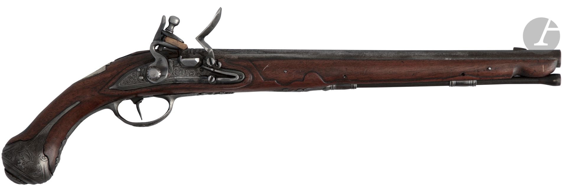 Pistolet à silex d officier. 

Canon rond à bande et méplats, gravé. Platine gravée et chien à corps plat. Garnitures en fer gravé, découpé à décor de feuillages et personnages. Crosse en noyer avec pièce de pouce argentée postérieure 

Baguette en fanon et corne. 

Longueur du canon : 31 cm   Longueur totale : 47 cm 

(Chien et vis de chien postérieurs, piqûres).

A.B.E. Vers 1750-1760.