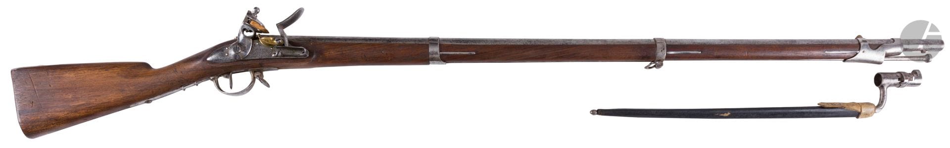 Fusil d infanterie à silex modèle 1816. 

Canon rond à pans au tonnerre, poinçonné, daté « 1821 » et frappé « Ire Lon » 

Queue de culasse gravée « Me 1816 ». Platine gravée « Manufre Royle de Charleville » et chien à corps rond. Garnitures en fer poinçonné. Crosse en noyer, à joue (réparation au col). Baguette en fer.

Avec une baïonnette à douille à virole médiane 1822. Fourreau en cuir noir à collet en buffle blanchi. Bouterole en fer. 

Longueur du canon : 70 cm   Longueur totale : 106 cm 

(Piqûres. Traces d insecte et petits accidents au bois.)