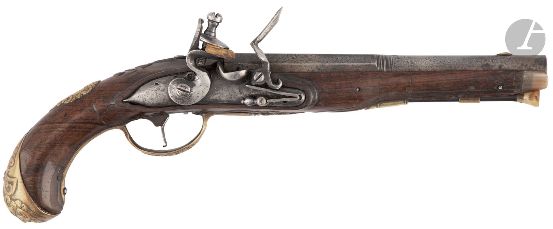 Pistolet à silex, d officier. 

Canon rond à pans au tonnerre. Platine remise à silex (chien, bassinet, batterie et ressort postérieurs). Fines garnitures en laiton repoussé, à décor de rocaille et masques de grotesques. 

Baguette en fanon à embout en corne. 

Crosse en noyer à fut à embout en corne (petite entûre et éclats autour de la platine). 

Longueur du canon : 21,5 cm   Longueur totale : 36 cm 

E.M. Allemagne, vers 1780-1800.