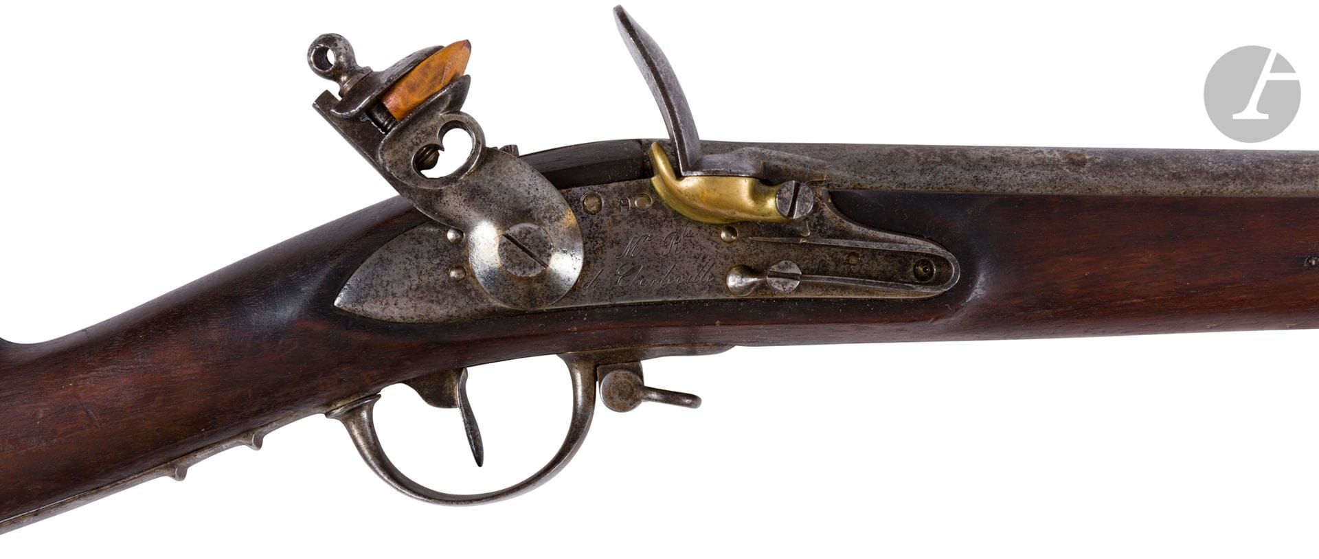 Fusil d infanterie à silex modèle 1822. 

Canon rond à pans au tonnerre, poinçonné et daté « 182. ». Queue de culasse gravée « Mle 1822 ». Platine poinçonnée et gravée « Mre Rle de Charleville » et chien à corps rond. Garnitures en fer poinçonné. Crosse en noyer, à joue, avec cheville (usures d humidité sur une face). Baguette en fer. 

Longueur du canon : 108 cm   Longueur totale : 148 cm 

Avec une baïonnette à douille à virole médiane, avec fourreau en cuir et laiton, gousset en cuir. 

A.B.E. (Oxydations).