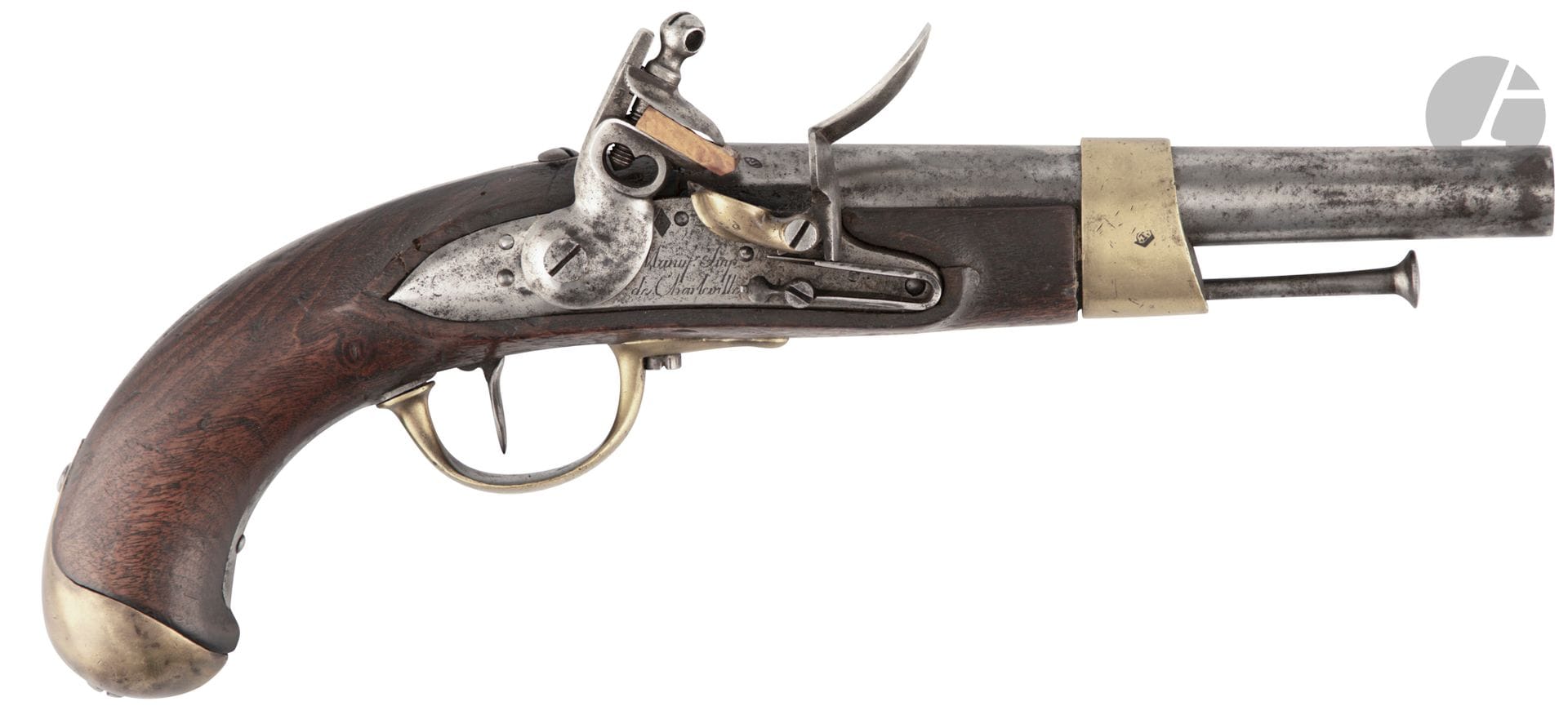 Pistolet d arçon à silex modèle An XIII. 

Canon rond à méplats au tonnerre poinçonné et frappé 1813. Queue de culasse regravée « Me An 13 », platine gravée « MANUFre Imp de Charleville », garnitures en laiton poinçonnées, crosse en noyer avec cachet, baguette en fer.

Longueur du canon : 20 cm   Longueur totale : 35,8 cm

E.M. Epoque 1er Empire.