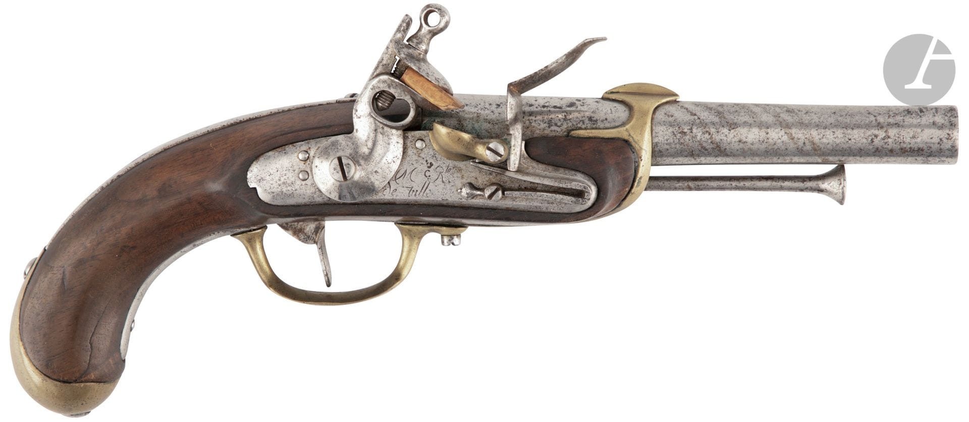 Pistolet à silex de marine modèle 1779 1er type, troupe. 

Canon rond à méplats au tonnerre, frappé « B 82 ». Platine rognée gravée « M Rle de Tulle » et poinçonnée. Chien à corps rond, bassinet en laiton. Garnitures en laiton, bien poinçonnées. Crochet de ceinture et baguette en fer. Crosse en noyer.

Longueur du canon : 18,6 cm - Longueur totale : 33 cm

A.B.E. Petit fêle et réparation au bec de crosse.