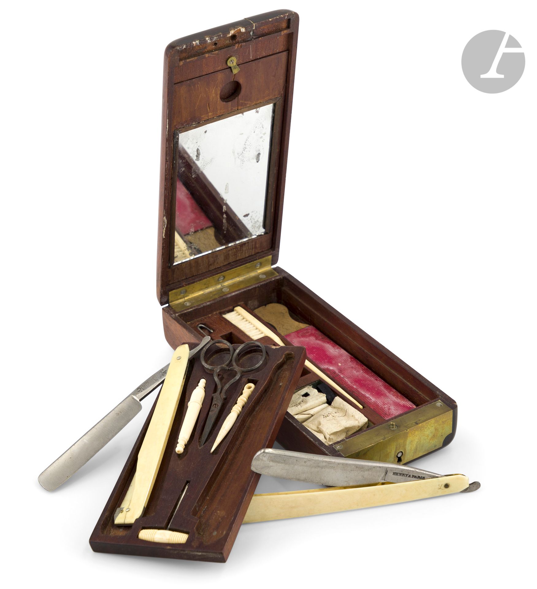 Petit nécessaire de voyage d officier en acajou (fente).

Il contient :

Un miroir dans le couvercle.

Et sur deux étages des éléments disparates : une paire de rasoirs à flasques en ivoire, une brosse à dents, un étui à aiguilles, un passe-lame, un crochet à glace, un affûteur pour les rasoirs, un ciseau.

A.B.E. 1re partie du XIXe siècle, incomplet.

20,5 x 9,5 x 4,3 cm