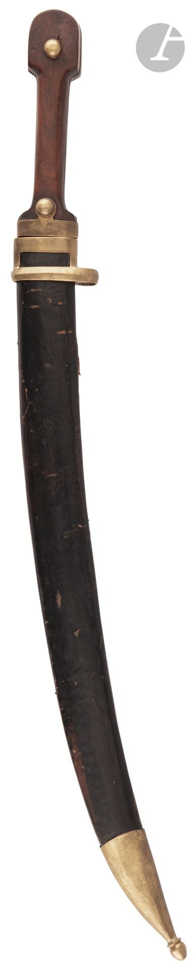 Sabre court dit « Beibout » modèle 1907.

Poignée à plaquettes de bois, à rivets en laiton. Lame marquée « 1916 » et poinçonnée au talon.

Fourreau recouvert de cuir à garnitures en laiton.

B.E.