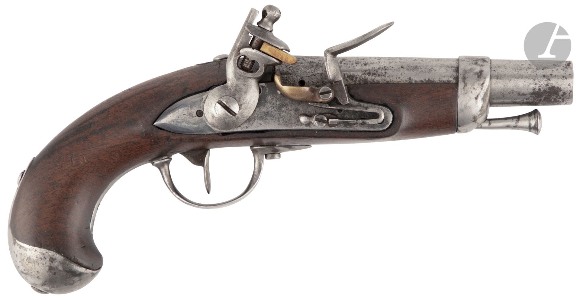 Pistolet de gendarmerie à silex modèle 1822.

Canon rond à méplats au tonnerre. Queue de culasse refrappée « 1822 ».

Garnitures en fer poinçonné. Baguette en fer, crosse en noyer avec cachet.

Longueur du canon : 12,8 cm   Longueur totale : 24,5 cm

A.B.E. traces d oxydation piqûres, chien postérieur.