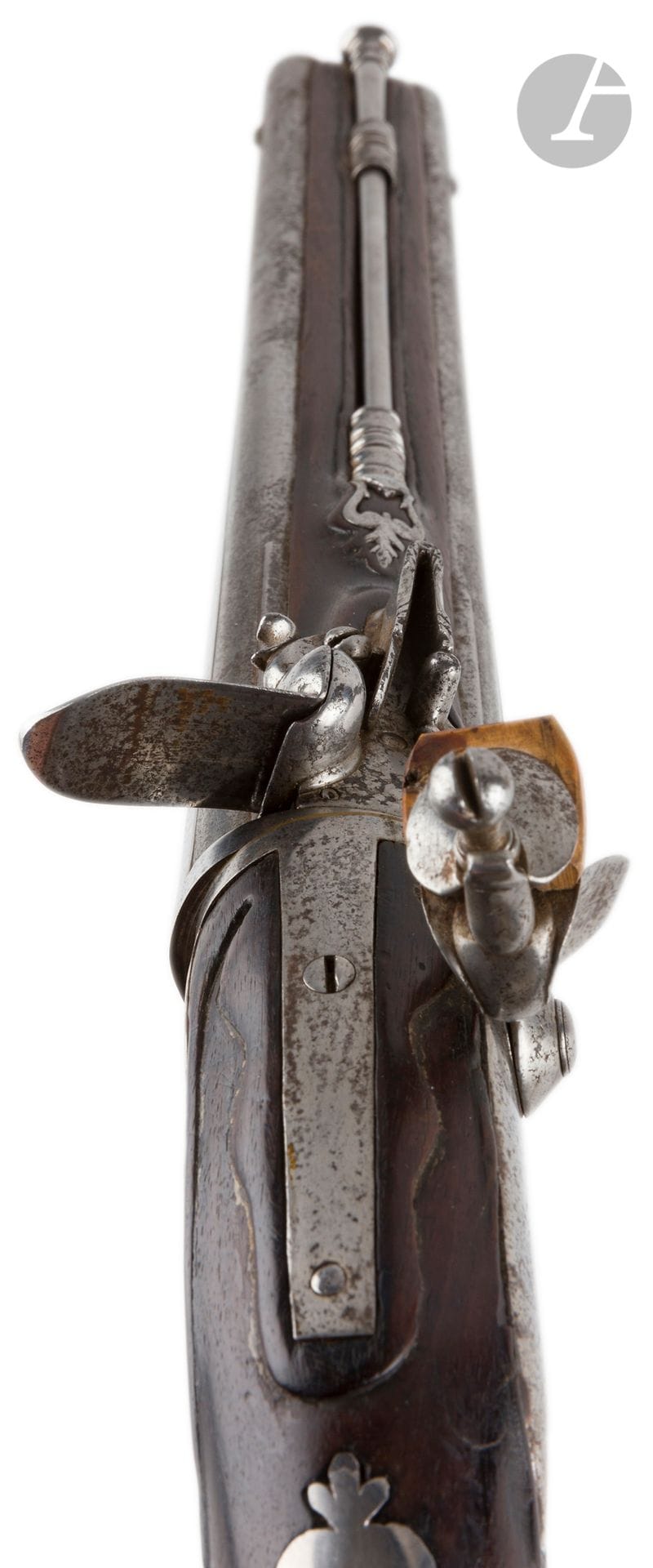 Pistolet à silex à deux canons tournants, à un chien et deux batteries.

Canons ronds à méplats sur le dessus et aux tonnerres, bassinets ronds en fer. 

Platine et chien col de cygne à corps rond, contre-platine à jours. Déblocage des canons par languette devant le pontet, garnitures en fer découpé, décorées au trait. 

Crosse avec pièce de pouce postérieure et fût en noyer. 

Baguette en fer latérale.

Petite entûre au bec de crosse.

A.B.E. petites piqûres. Vers 1730-1750.

Longueur des canons : 33,2 cm   Longueur totale : 52 cm