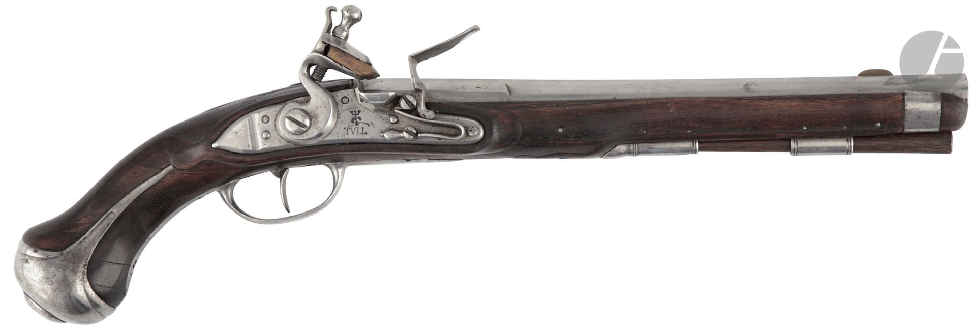 Pistolet d arçon à silex.

Canon rond à pans poinçonné au tonnerre. Platine avec marquage postérieur et chien col de cygne à corps plat, bassinet à pans en fer. Garnitures en fer découpé uni. Crosse en noyer enturée, cassée et recollée. Baguette en bois.

Longueur du canon : 31 cm   Longueur totale : 48,5 cm

E.M. Vers 1730-1740.