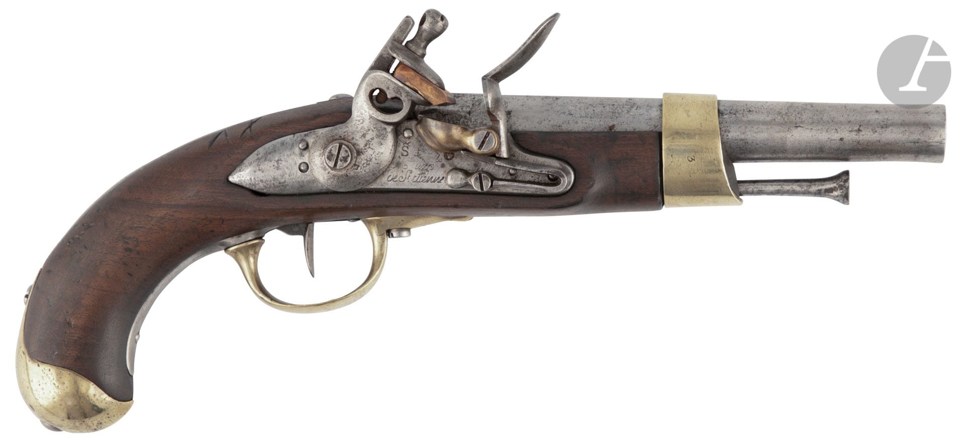 Pistolet d arçon à silex modèle an XIII.

Canon rond à pans au tonnerre frappé « M 1808 ». Queue de culasse « Mle An 13 ». Platine signée « Mre Imple de St Etienne ». Garnitures en laiton et fer poinçonnées. Crosse en noyer avec cachet réappuyé. Baguette en fer.

Longueur du canon : 19,9 cm   Longueur totale : 35,6 cm

E.M. Piqûres.