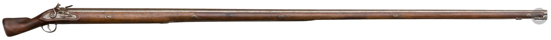 Etonnant et long fusil de rempart à silex. 

Fort canon à pans, platine et chien col de cygne à corps plat, bassinet à pans en fer, garnitures en fer découpé, monture en noyer à crosse pied de vache et long fût maintenu à cinq clavettes en acier, longue baguette en fer, réparation à la crosse et entûre du fût sur sa moitié, probablement dû à sa longueur.

Longueur du canon : 330 cm   Longueur totale : 370 cm

Vers 1740 - 1750.