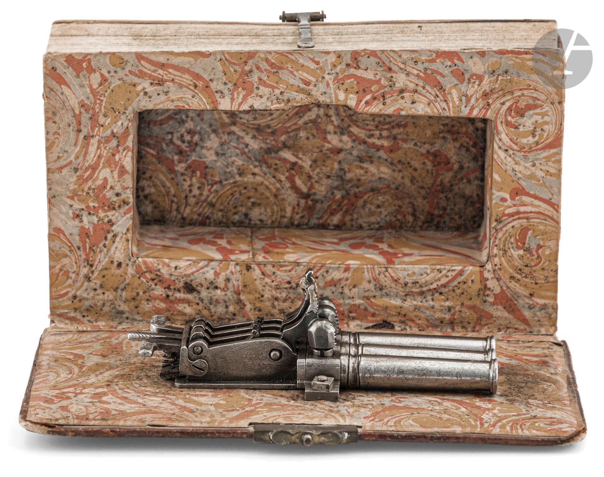 Nouveau Testament

Livre relié en cuir (accidents), garnitures et fermoir en laiton. Ouvert, il présente une rampe de trois pistolets à percussion à canons ronds, bourrelets aux bouches et balles forcées, détentes quadrillées.

E.M. Les trois crêtes de chien sont ressoudées et réparées, manque les trois ressorts d armement.

Montage vers 1850.