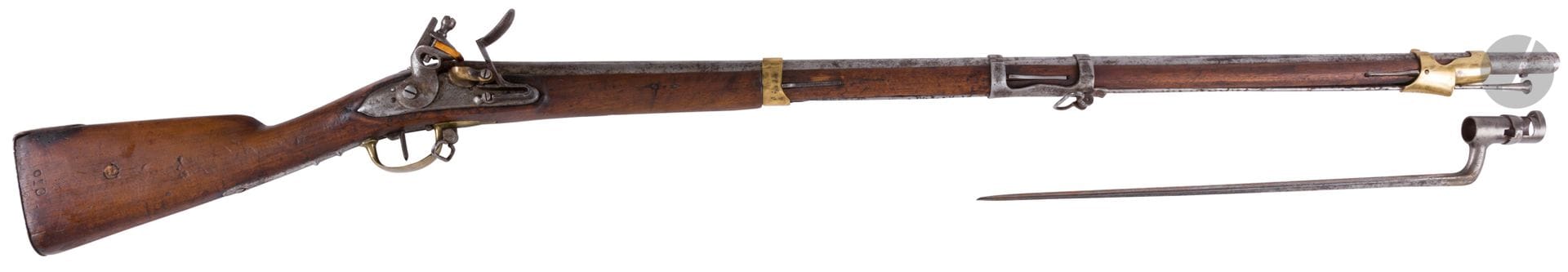 Fusil de dragon à silex modèle An IX. 

Canon rond à pans au tonnerre. Queue de culasse avec reste de gravure. Platine à corps plat poinçonnée, gravée « Liège Manufre Imple » et chien à corps rond (postérieur). 

Garnitures en laiton et grenadière à double bande en fer (en partie postérieures)

Crosse en noyer, à joue, (entûre à la queue de culasse). Baguette en fer. 

Longueur du canon : 102 cm   Longueur totale : 142 cm

Présenté avec une baïonnette à douille à virole médiane. Longueur : 53 cm 

Dans l état.
