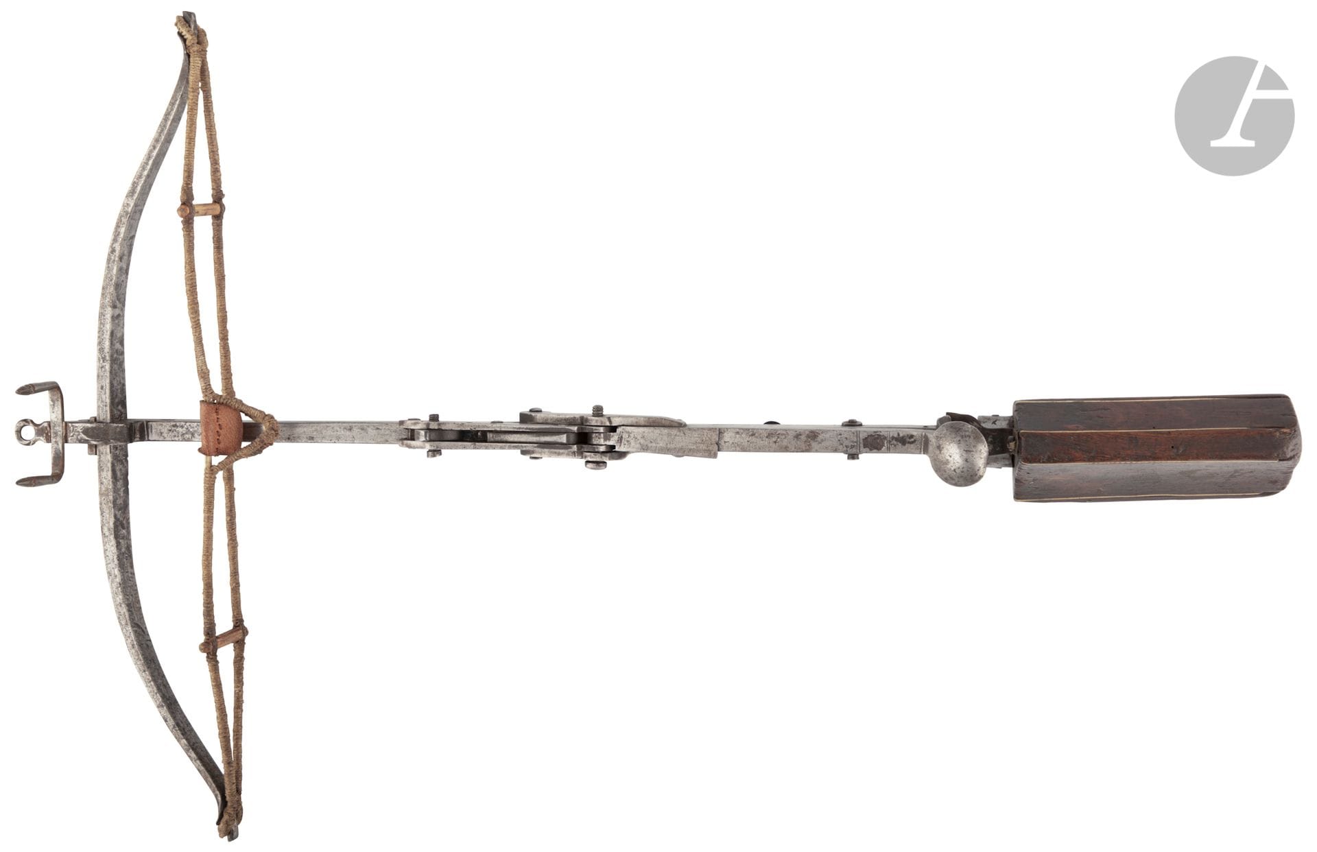 Petite arbalète de chasse à jalet, de femme ou d enfant. 

Arc, arbrier et levier d armement en fer forgé, poinçonné. Petite crosse à joue et à pans, en bois fruitier décoré de filets de bois de cerf. 

Longueur : 66 cm 

Avec son cordage. Panier en cuir postérieur. 

A.B.E. Fin du XVIIe siècle.