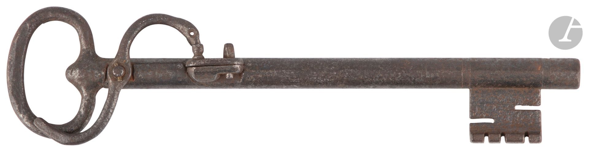 Longue clé-pistolet à mèche.

En fonte de fer, anneau ovale, tige ronde formant le canon muni d un bassinet à portière et d un chien serpentin s actionnant à la main sur le côté droit, panneton à dents découpées. XIXe siècle.

Longueur : 29 cm