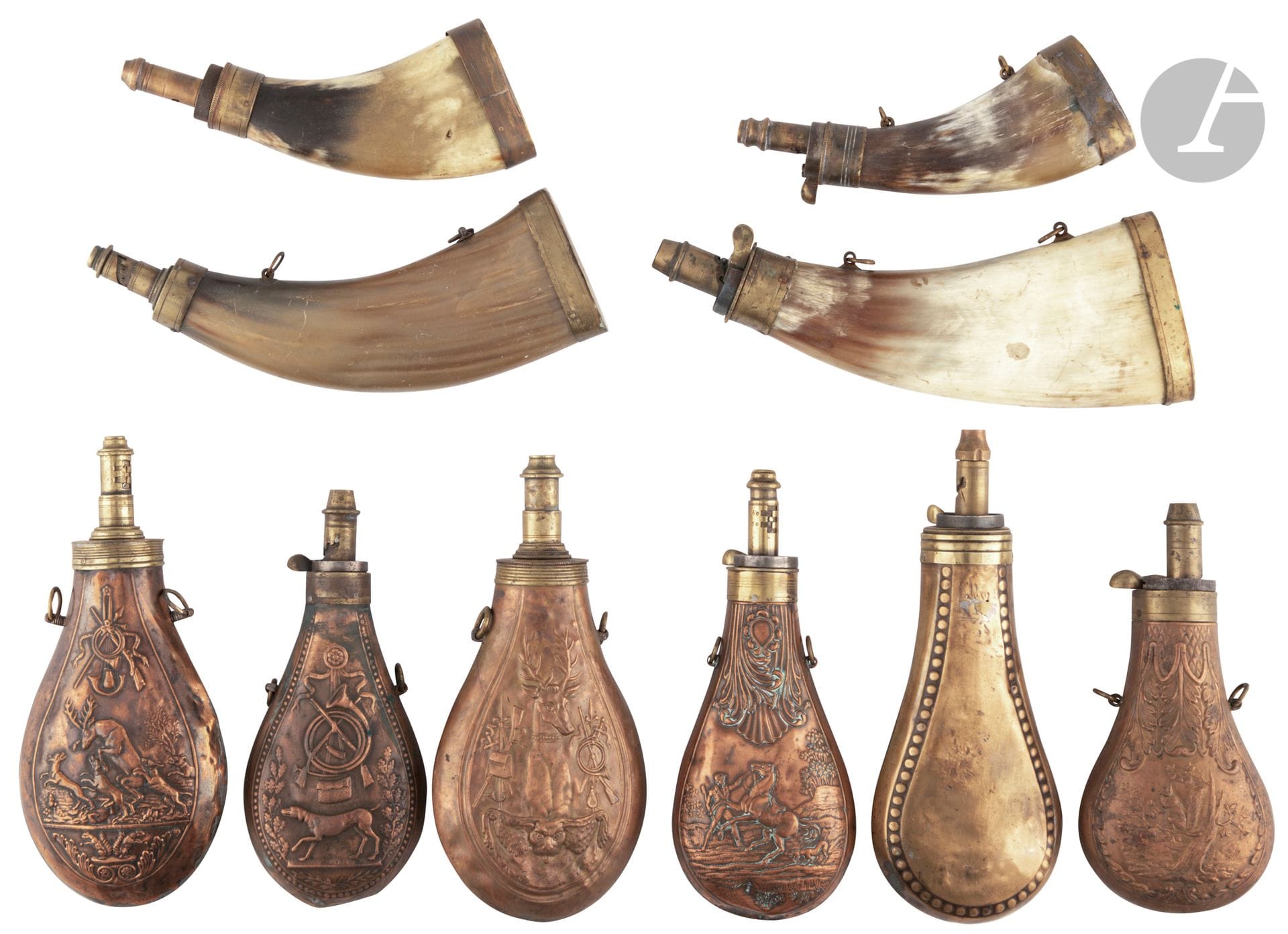 Lot de dix poires à poudres 

en cuivre et laiton, certaines à becs doseurs, certaines avec scènes de chasse et animaux. 

XIXe siècle.