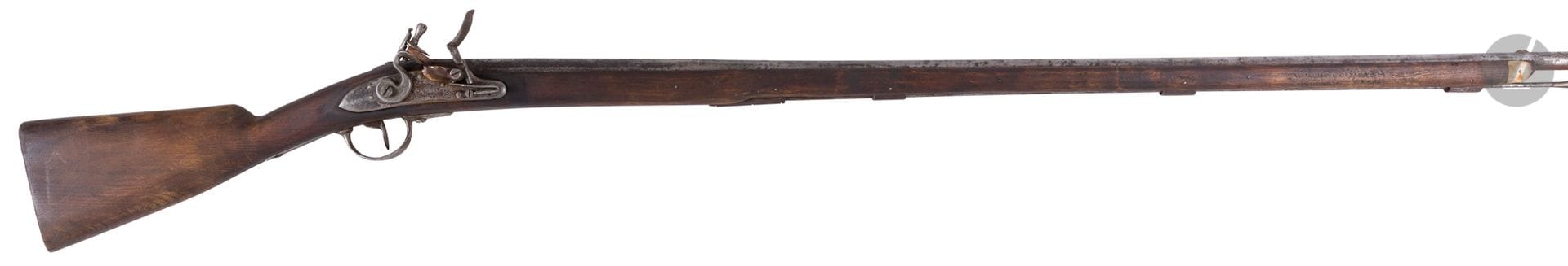 Long fusil de chasse à silex, un coup.

Canon rond à pans au tonnerre. Platine avec restes de signature et chien à corps plat.

Garnitures en fer en partie refaites.

Remis en bois.

Longueur du canon : 115 cm   Longueur totale : 153 cm

Dans l état (Piqûres). Composite, en partie vers 1750.
