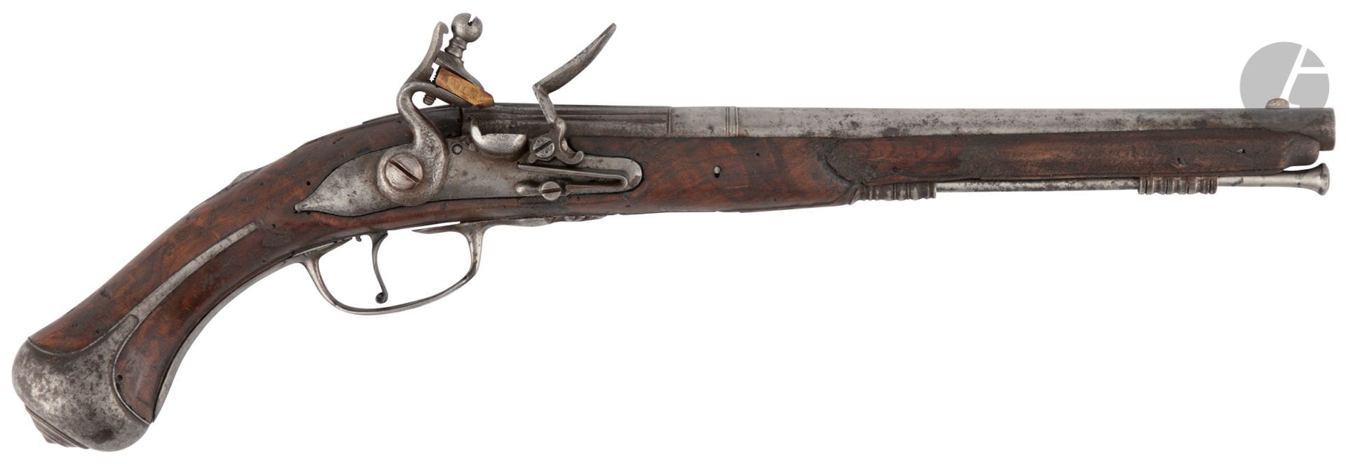 Long pistolet d arçon 

Canon rond, rainuré au tonnerre. Platine à corps rond et chien à corps plat. Garnitures en fer. 

Crosse en noyer (vermoulue, restaurations par pate à bois, entûre du fût). Baguette en fer postérieure. 

Longueur du canon : 31 cm  Longueur totale : 48 cm 

(Remis à silex : chien, bassinet, ressort et batterie refaits). 

Dans l état, vers 1740-1760.