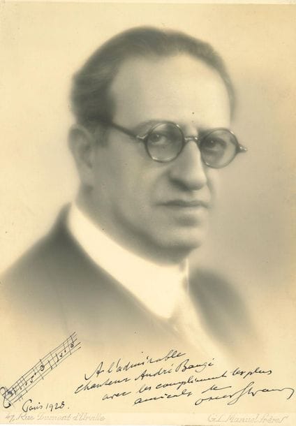 Oscar STRAUS (1870-1954). Photograph with dedication a.s. and L.A.S., Paris and Bad Kissingen (Germany) 1928-1951; 28 x 19.5 cm and 3 pages in-4 to his number (one envelope enclosed).

Beautiful portrait (G.L. Manuel frères), with 5 bars of music and a letter: "to the admirable singer André Baugé with the most friendly compliments of Oscar Straus", Paris 1928. - 29 April 1951, [to Albert Willemetz]. After going to Vienna to receive the Ring of Honour of the City, he and his wife went to the parish of Bad Kissingen. "I hope that during my absence you will take an interest in my works (Première Valse and Mes Amours) and that we will still have success together as we did with the Three Waltzes...".