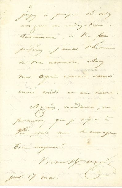 Victor HUGO (1802-1885). L.A.S., 17 mai [1832], à Mme de Sauvignier ; 2 pages in-8, adresse avec cachet Bureau de la Mon du Roi, cachet de cire rouge brisé. 
On joint un manuscrit a.s. et 3 l.a.s. (plus une copie de poème) : Léon Daudet (ms L'Opium, le Vin et la Prohibition), Marie Brunier baronne Dupin (1834), Gyp (elle a été une des premières à faire un long voyage en automobile en 1896), Pigault-Lebrun (1819).

" J'ai lu avec un extrême intérêt les beaux vers que vous m'avez fait l'honneur de m'envoyer. Je serais bien heureux et bien fier d'avoir des disciples comme vous, et je prendrais de leurs leçons. Je suis d'ailleurs tout à vos ordres. La maladie que j'éprouve, qui est un simple mal d'yeux, me permet tout à fait de me transporter chez vous, si vous jugez à propos de m'y assigner un rendez-vous. Autrement [...] j'aurai l'honneur de vous attendre chez moi après-demain samedi "...