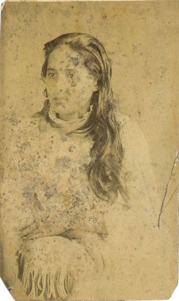 [Paul GAUGUIN (1848-1903)]. Photographie originale de Tahitienne, avec inscription autographe au dos de George Daniel de MONFREID ; 16 x 10 cm, papier albuminé contrecollé (taches, plis et fente, petits manques aux coins inf.).

Rare portrait de la jeune Tahitienne Tahura, modèle de l'artiste.
Au dos, son ami George Daniel de MONFREID a noté : " portrait de la Vahiné de Gauguin 1/2 blanche. Trouvé dans ses papiers après sa mort (désinfecté à cause de la lèpre dont il était atteint) ".