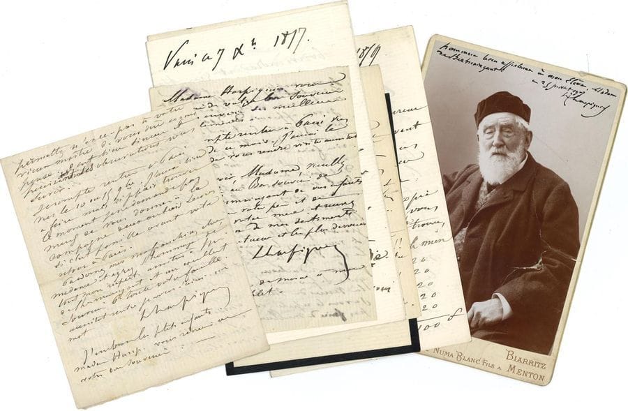 Henri HARPIGNIES (1819-1916). 23 L.A.S. et une photographie dédicacée, 1876-1910, à son élève Marguerite Binder, Mme Paul Laffleur de Kermaingant ; 81 pages in-8 ou in-12, et photo 16,2 x 10 cm (petit accident).

Belle correspondance à une élève aquarelliste. Les lettres sont écrites de Paris, Hérisson (Allier), Saint-Privé (Yonne), Villefranche-sur-Mer, Nice, Menton... 1er octobre 1876. L'aquarelle est un peu froide de ton, mais les valeurs y sont bien observées, quoiqu'elle eût pu les mettre un peu plus vigoureuses : " faire vigoureux sans faire lourd [...] est l'écueil quotidien "... 15 novembre 1877. Qu'elle laisse l'aquarelle si cela l'agace : " faites du dessin "... 7 décembre 1877 : il pourra lui donner cet hiver une leçon d'une heure, un mercredi sur deux, " comme par le passé "... 19 février 1879. " Petit compte " de ce qu'elle lui doit pour des leçons... 3 novembre 1880. Il a beaucoup travaillé cet été : " une cinquantaine d'aquarelles sans compter des études très sérieuses à l'huile. Avec ce que vous savez et votre aptitude si remarquable et si distinguée vous devriez vous mettre à faire de l'huile "... 14 novembre 1882. " Je continuerai de temps en temps à vous donner quelques conseils comme à la Princesse d'Arenberg - exceptionnellement - car je ne puis plus à cause de mes travaux donner des leçons en ville. Je conserve seulement mon cours masculin du vendredi " ; il n'a rien vendu au dernier Salon... 17 février 1887. Tableau désolant de Nice sous la pluie, où depuis quelques études à l'huile, il y a 15 jours, il n'a pas travaillé... 1er avril. Récit du tremblement de terre du 22 février à Nice, écrit quelques heures après l'événement. " Tout cesse à partir de ce moment et j'estime que cette secousse a bien pu durer de 12 à 15 secondes. Je ne les oublierai jamais de ma vie. C'était un tapage sinistre des mugissements souterrains... Je m'assieds sur mon lit, rempli d'une terreur grandiose "... Courant sur le quai, il découvre " une panique générale