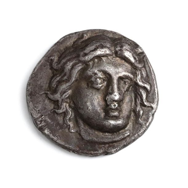 Iles de CARIE : Rhodes : Didrachme (387 - 304 av. J.-C). 6,85 g.

Tête d'Hélios de face. 

R/ Rose avec bouton. 

B.R.C. 18

Presque superbe.